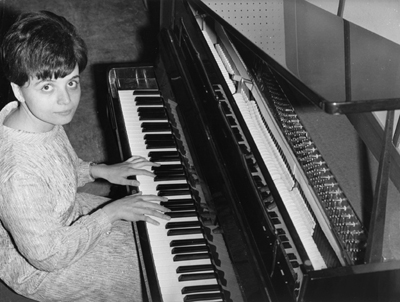 Mariele al piano